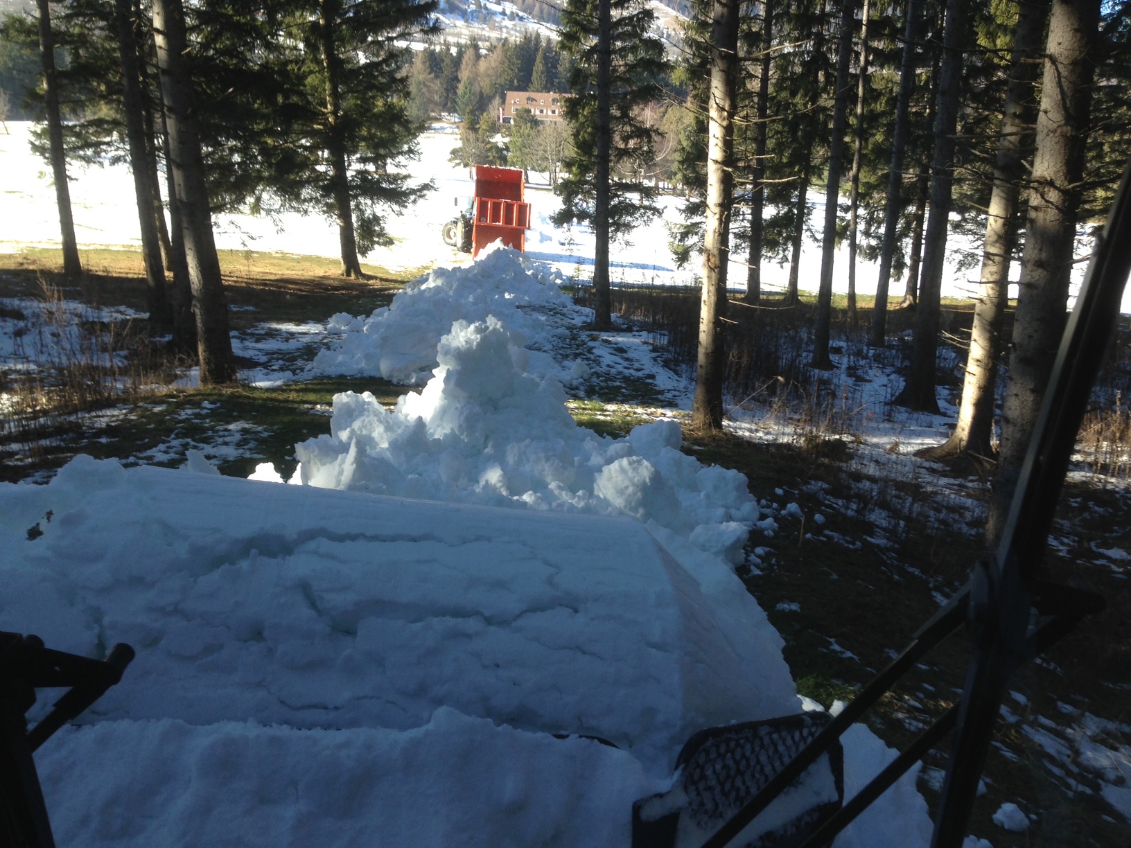 Etalage de la neige après déplacement par centaines de remorques 