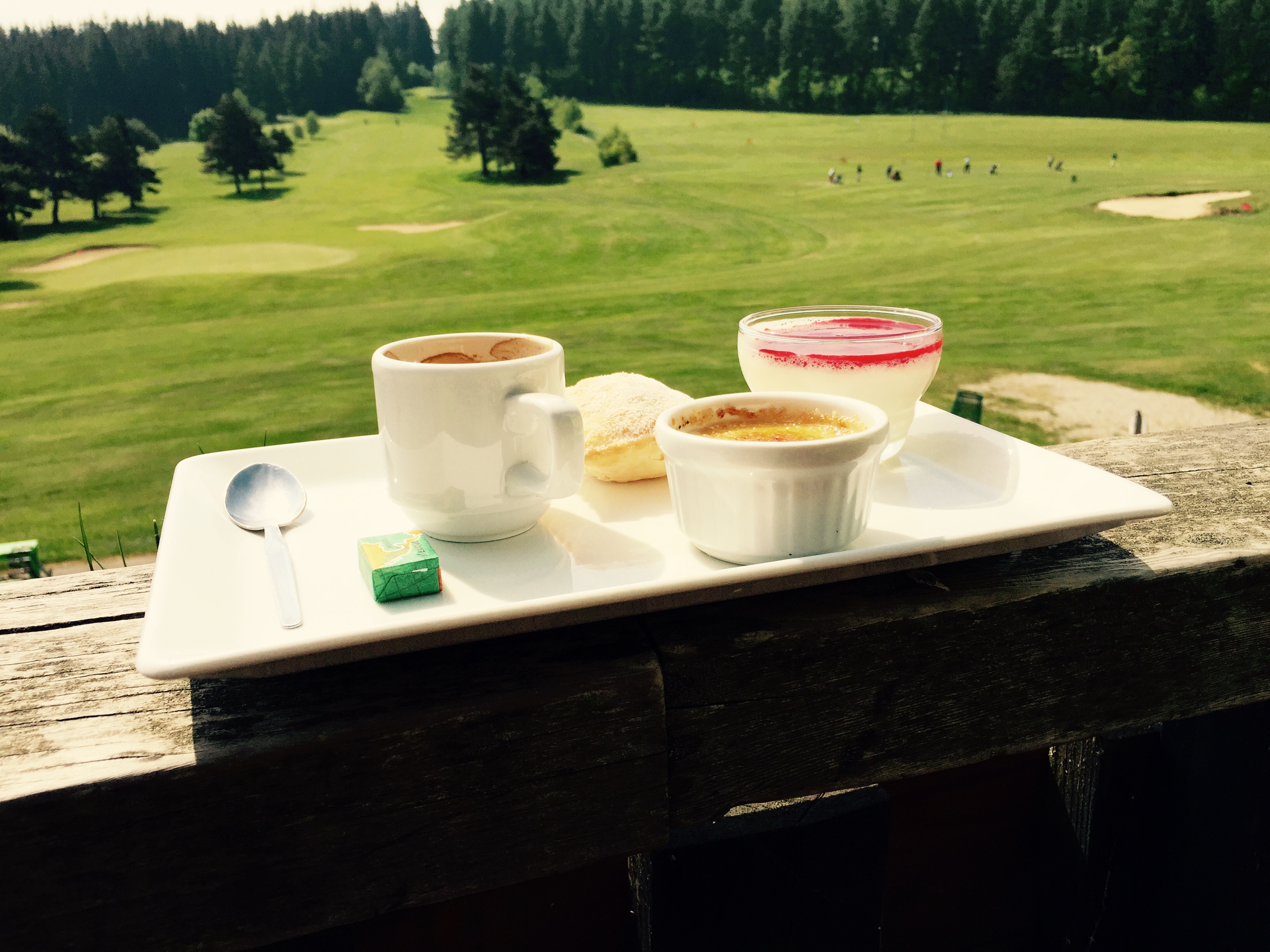 Café gourmand en terrasse