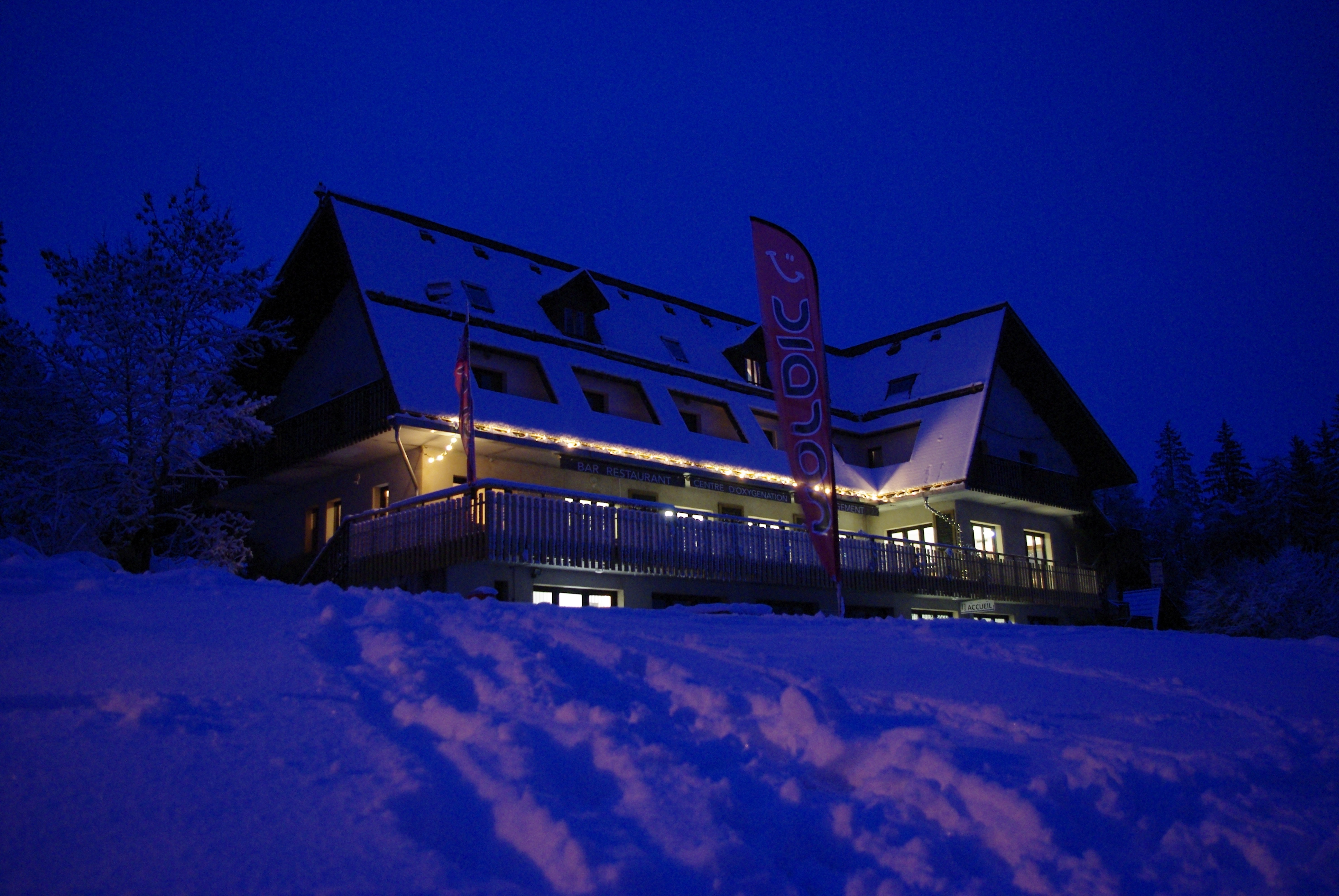 Image nocturne neige et lumière