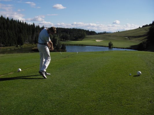 Golfeur au départ du trou n°3 devant le lac