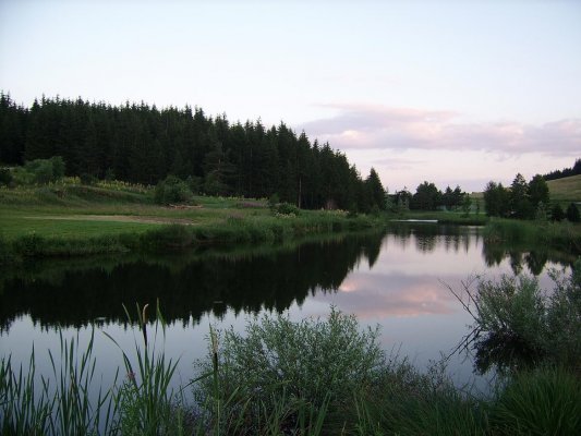 Lac au couché de soleil vu entre le trou 3 et 15