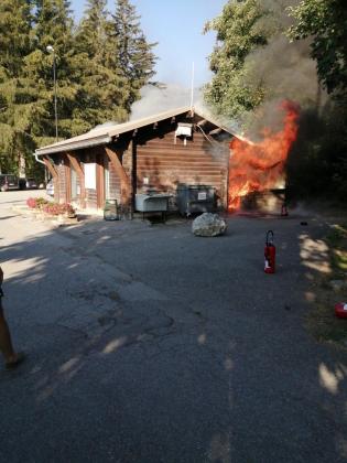 Les flammes impressionnantes au plus fort de l'incendie avant l'intervention des pompiers