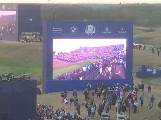 Un des multiples écrans géants sur le parcours afin de ne rien rater du spectacle ou qu'on soit sur le parcours