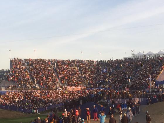 Les tribunes du 1 au petit matin